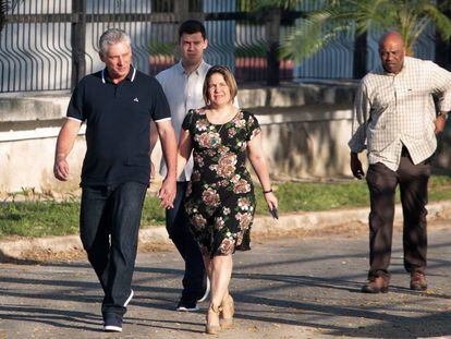 Miguel Diaz-Canel y su esposa Lis Cuesta llegando a una mesa de votación. 