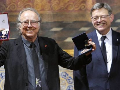 Acto de entrega de la medalla de las Altas Distinciones de la Generalitat Valenciana a Joan Manuel Serrat por el president Ximo Puig. MONICA TORRE