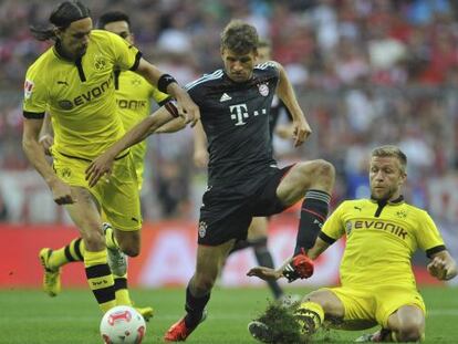 M&uuml;ller, entre Blaszczykowski y Subotic, en la Supercopa de Alemania, ganada por el Bayern ante el Borussia Dortmund (2-1)