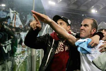 Paolo Di Canio, capitán de la Lazio, realiza el saludo fascista en 2005.