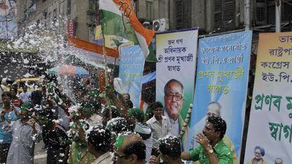 Celebraciones en Kolkata por la victoria del exministro de Finanzas hindú, Pranab Mukherjee, en las elecciones de la India.