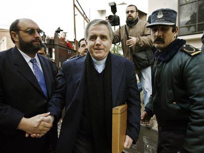 El sacerdote Julio Grassi llega en agosto de 2008 a un juzgado de Mor&oacute;n, cerca de Buenos Aires.