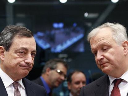 Mario Draghi junto al comisario de Asuntos Monetarios, Olli Rehn.