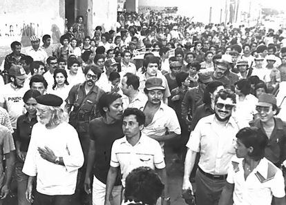 Ernesto Cardenal, con boina negra, celebra en la ciudad de León el triunfo sandinista. El uniformado que va detrás de él es Daniel Ortega.