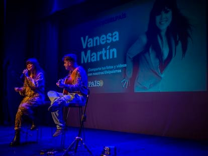 Vanesa Martin interpreta una canción de su último disco en un encuentro de EL PAÍS+, en los Teatros Luchana.
