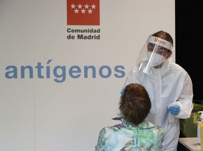 Health personnel carry out tests with the new antigen test device in the WiZink Center pavilion in Madrid.