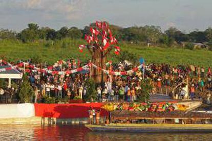 Embarcaciones alegóricas a la región Amazónica participan en la celebración de la distinción a la Amazonía como una de las siete maravillas naturales del mundo el río Amazonas en Iquitos (Perú).