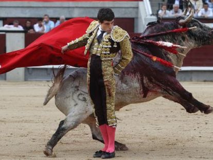 El diestro Paco Ureña con su primer toro de la tarde en el segundo festejo de San Isidro, en Las Ventas.