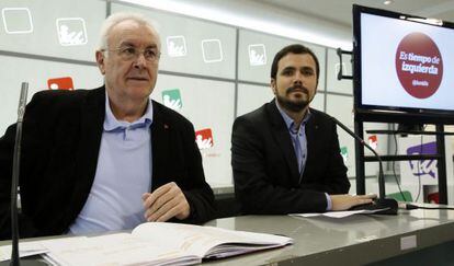 El coordinador federal de IU, Cayo Lara, y el candidato a la Presidencia del Gobierno, Alberto Garz&oacute;n, en la presentaci&oacute;n del lema de campa&ntilde;a.