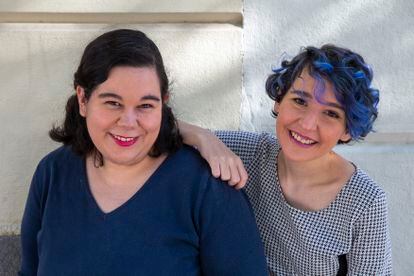 Las escritoras Selene M. Pascual, izquierda, e Iria G. Parente posan en Madrid.