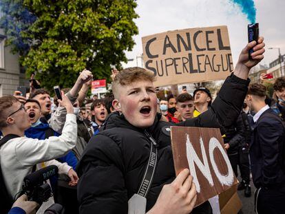 Seguidores del Chelsea protestan cerca del estadio Stamford Bridge en contra de la Superliga, este martes en Londres.