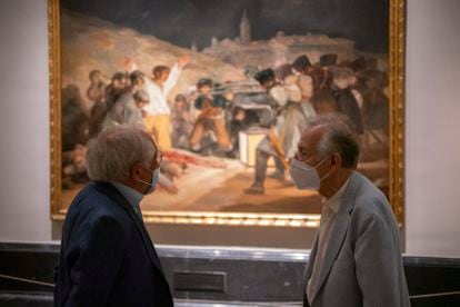 José Álvarez Junco (izquierda) y Juan Pablo Fusi, ante 'El 3 de mayo en Madrid' o 'Los fusilamientos' (1814), de Goya. 