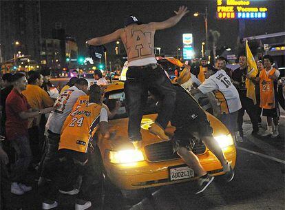 Un grupo de seguidores de los Lakers asalta un taxi en Los Ángeles.