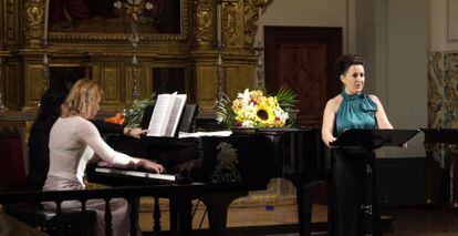 Consuelo Hueso, en una actuaci&oacute;n en la capilla de La Sapiencia, acompa&ntilde;ada al piano por Marina Zhidkova.