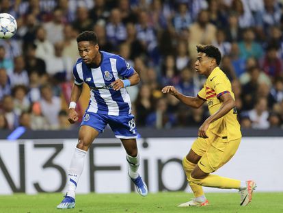 Wendell ante Lamine Yamal, en el duelo entre el Porto y el Barcelona.