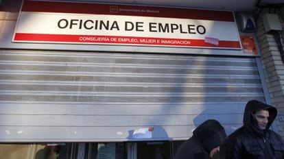 Parados haciendo cola en una oficina de empleo en Santa Eugenia, en Madrid.