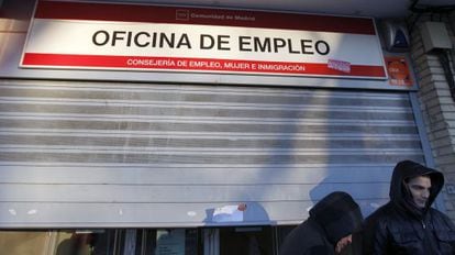 Parados haciendo cola en una oficina de empleo en Santa Eugenia, en Madrid. 