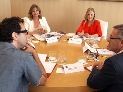 Cristina Cifuentes (c), durante la reuni&oacute;n con los integrantes del consorcio de Feria de Madrid 