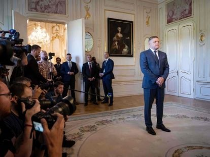 El candidato de Dirección-Socialdemócrata Eslovaca, Robert Fico, espera este lunes para ser recibido en el palacio presidencial en Bratislava después de vencer en las elecciones del 30 de septiembre.