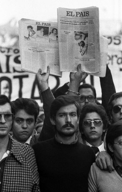 En julio de 1979, los autores del atentado contra EL PAÍS colocaron una bomba junto al bar El Parnasillo, en Malasaña (Madrid), donde murió Salomé Alonso, de 28 años; en junio de 1981 secuestraron y asesinaron a Carlos Javier Idígoras, un joven de 22 años, que se encontraba celebrando el aprobado de unas oposiciones, y un mes más tarde, Rafael Gómez mató de un disparo en la cabeza a un mendigo, Luis Arribas, porque le molestaba su presencia. También fueron responsables del atentado con bomba en una verbena en la plaza de Olavide de Madrid en la que hubo varios heridos. Félix Sanz Arroyo, un camarero de 23 años, tuvo la mala suerte de cruzarse con ellos. Necesitó 281 días para curarse de un tiro en la mandíbula. En la imagen, algunos trabajadores del diario EL PAÍS durante la manifestación por el centro de Madrid.