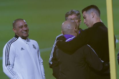 Cristiano Ronaldo, con Roberto Carlos y Chendo y en el entrenamiento del Real Madrid en Riad.