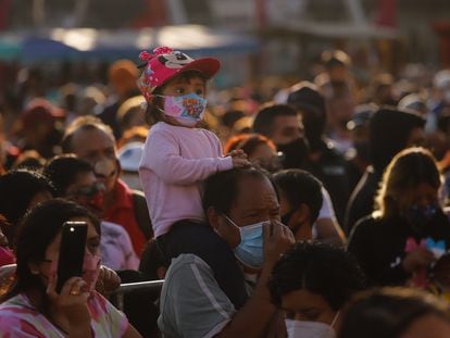 Una niña en la verbena navideña de Ciudad de México, el 30 de diciembre.