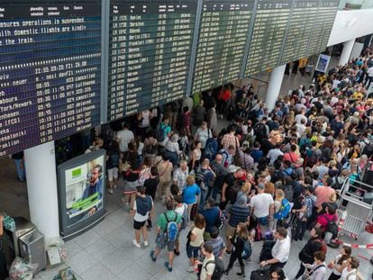 Viajeros esperando en el aeropuerto de Munich tras la cancelación este martes de 130 vuelos.
