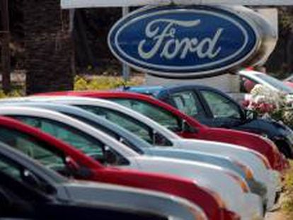 En la imagen, vehículos nuevos en un concecionario de venta de Ford en South Bay en Hawthorne, California (EEUU). EFE/Archivo