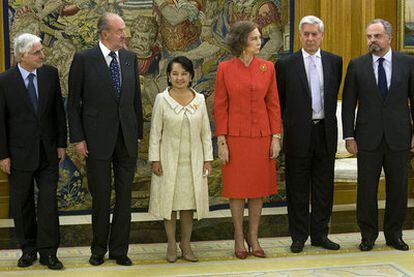 De izquierda a derecha, el presidente de Castilla-La Mancha, José María Barreda; el rey Juan Carlos, la presidenta de Filipinas, Gloria Macapagal-Arroyo; la reina Sofía, Mario Vargas Llosa y el presidente del Grupo PRISA, Ignacio Polanco, ayer en La Zarzuela.