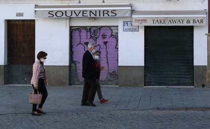 Tienda de Souvenirs cerrada en el centro de Sevilla, la semana pasada.