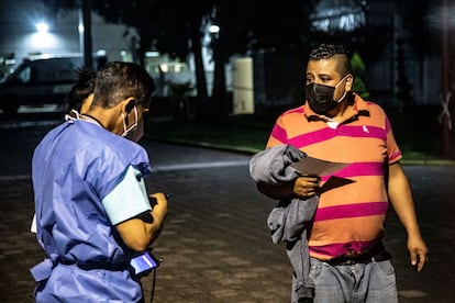 Familiares esperan información del estado de salud de los heridos en el Hospital General Tláhuac, la madrugada del 2 de mayo de 2020.