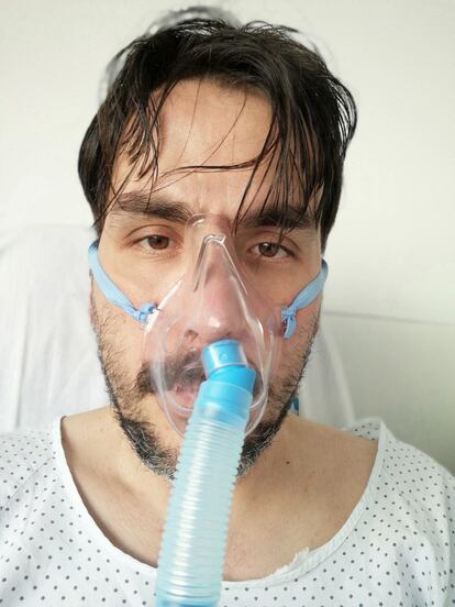 Houari López, conectado a un oxigenador, durante su convalecencia en el hospital de Fuenlabrada, Madrid.