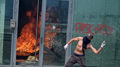 Un manifestante se enfrenta contra la policía francesa en el distrito parisino de Nanterre, el 29 de Junio de 2023.