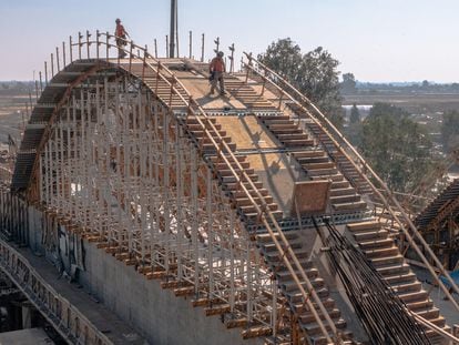 Trabajos en uno de los pasos elevados entre Bakersfield y Merced, en el corredor de alta velocidad de California (EE UU).