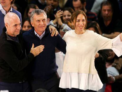 Mauricio Macri abraza al alcalde de Buenos Aires, Horacio Rodríguez Larreta, y a la gobernadora de Buenos Aires, María Eugenia Vidal, durante el cierre de campaña, el jueves pasado.