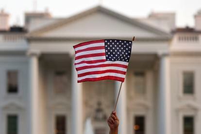 En una fotografía de archivo, una pequeña bandera de los Estados Unidos ondea afuera de la Casa Blanca, en Washington, EEUU.