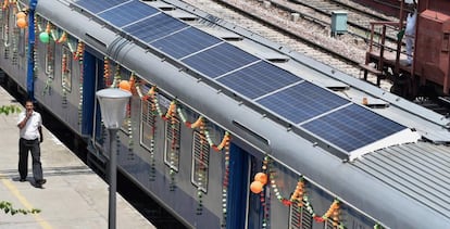 Uno de los trenes indios DEMU, híbrido de diésel y energía solar.