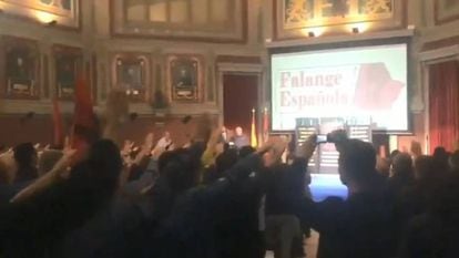 Imagen de un vídeo difundido en la cuenta de Twitter de la Falange del acto que celebraron en el Ateneo de Madrid.