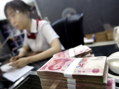 Una empleada en el Banco Comercial de China. 