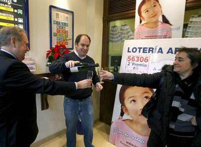 Varias personas brindan en la administración de lotería número 2 de Llodio (Álava), que ha vendido íntegramente el segundo premio del sorteo de El Niño.