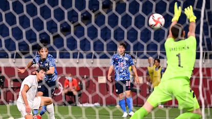 Spain's goalkeeper Unai Simon (R) saves a shot by Japan's forward Takefusa Kubo (2nd-L) during the Tokyo 2020 Olympic Games men's semi-final football match between Japan and Spain at Saitama Stadium in Saitama on August 3, 2021. (Photo by Jonathan NACKSTRAND / AFP)