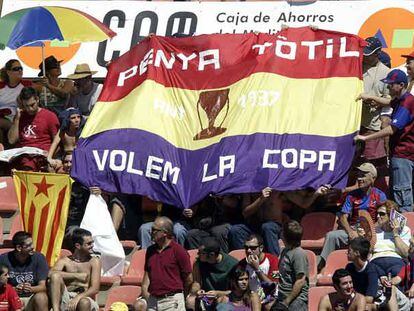 La peña Tòtil reclama en el estadio del Levante en 2005 la copa republicana ganada en 1937.
