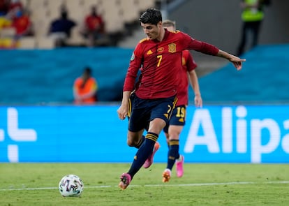 Álvaro Morata durante el partido ante Suecia.