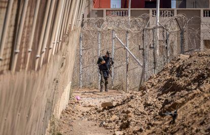 Un gendarme marroquí junto a la valla que separa Marruecos de Melilla, el pasado 26 de junio.