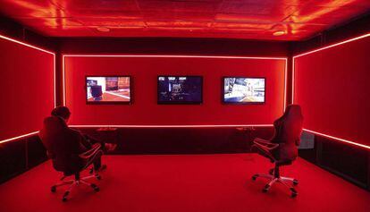 El mundo poslaboral que propone Lawrence Lek en '2065', que puede verse y jugarse en el CCCB.