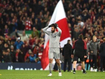 Alisson Becker celebra la victoria del Liverpool sobre el Barcelona.