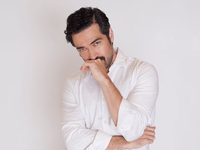 El actor Alfonso Herrera, uno de los pocos ejemplos del ídolo juvenil que pasa a gozar de una exitosa carrera como adulto: del fenómeno 'Rebelde' a protagonizar la cuarta temporada de 'Ozark'.