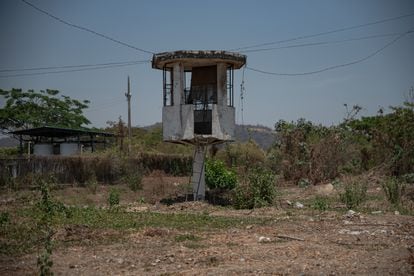 Garita de vigilancia abandonada en el perímetro interior de la Penitenciaría del Litoral, en Guayaquil, el 7 de octubre de 2021