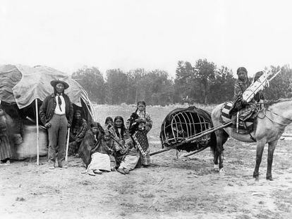 Una familia de cheyenes del sur frente a su casa en 1890.