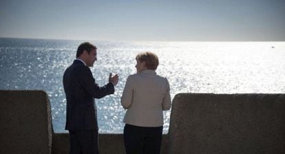 El primer ministro Passos Coelho y la canciller Merkel, durante su visita ayer a la fortaleza de S&atilde;o Juli&atilde;o da Barra, a las afueras de Lisboa.